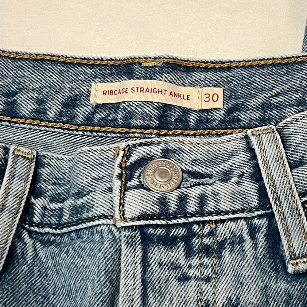 Levi’s Distressed Ribcage Straight Ankle Jeans - Picture 5 of 7
